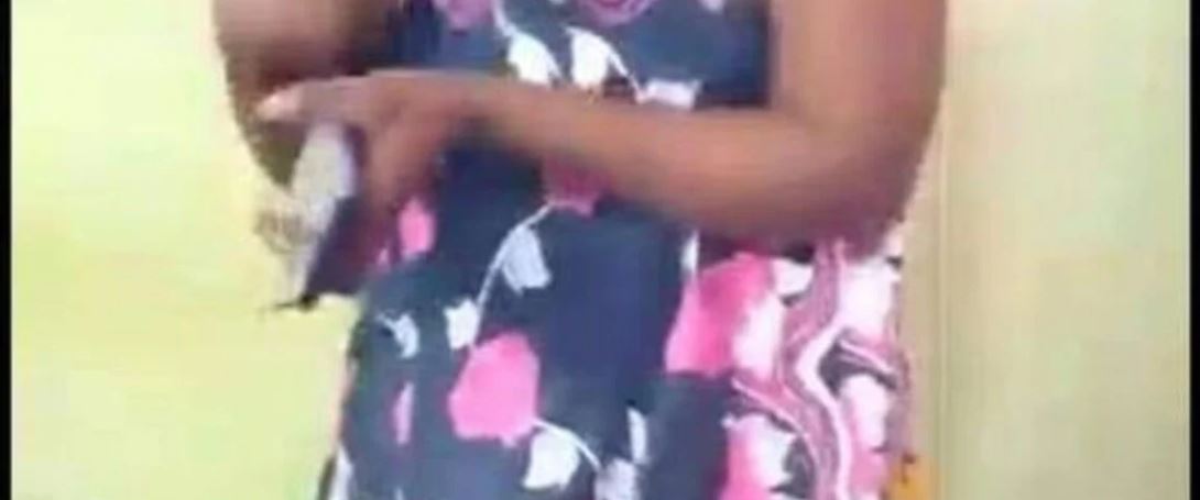 Cameroun : Vidéo virale ; une femme accusée de vol, déshabillée
