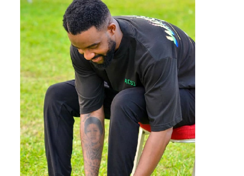 Fally Ipupa : qui est cette femme tatouée sur le bras de la star ? (photo)