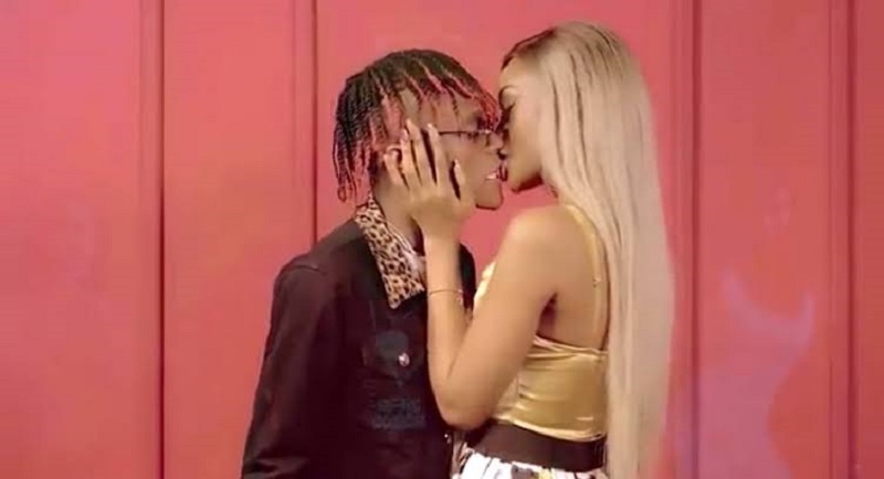 Innoss’B : sa fiancée Rebo s’invite à son concert avec sa grossesse, les internautes charmés (vidéo)