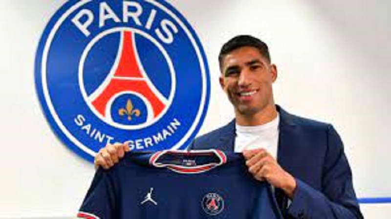 Achraf Hakimi : le joueur parisien pose avec la star de ses rêves (photo)