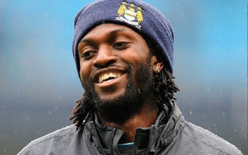 Emmanuel Adebayor : Une fille se fait tatouer le visage de la star sur le dos ; la toile stupéfaite (Photos)