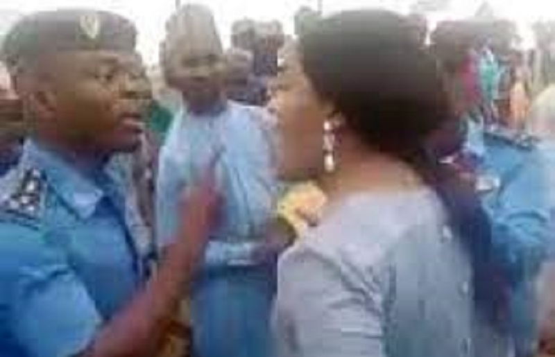 Cameroun : violente altercation entre une députée et un policier (vidéo)