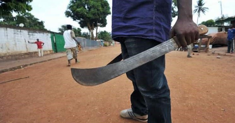 Togo : Un parent débarque avec une machette en main dans une école à cause de la vaccination de son enfant (vidéo) ?