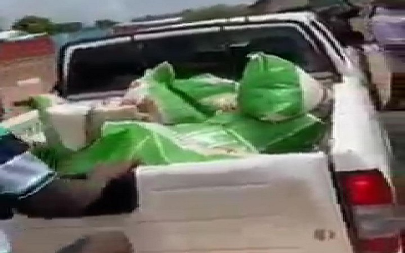 Ghana : la population refuse les cadeaux de sacs de riz d’un député, voici la raison (vidéo)