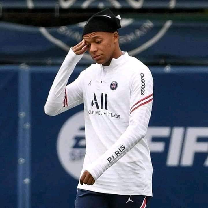 « Mauvais timing niveau com » : Mbappé critiqué après sa sortie sur son départ raté