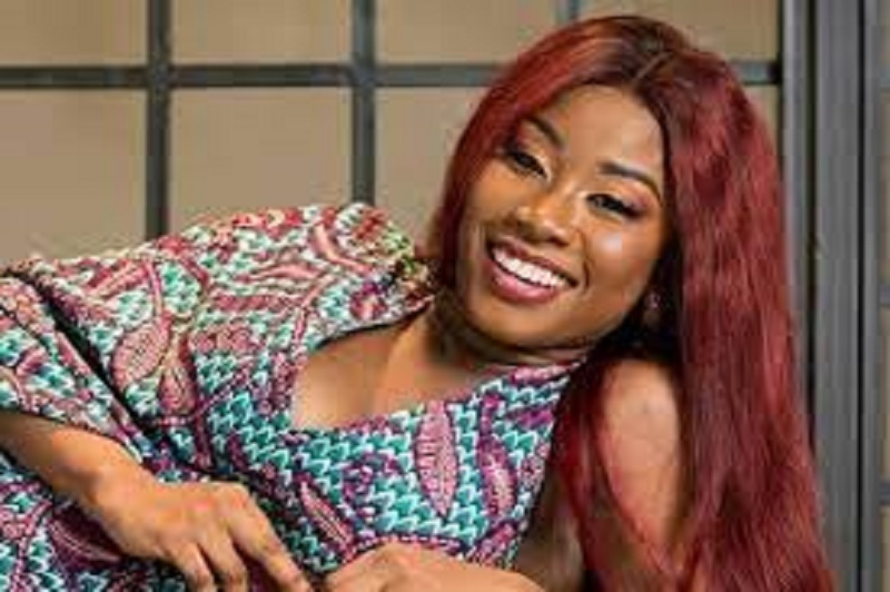 Carmen Sama follement amoureuse : la bimbo ivoirienne craque complètement devant la beauté de… (vidéo)