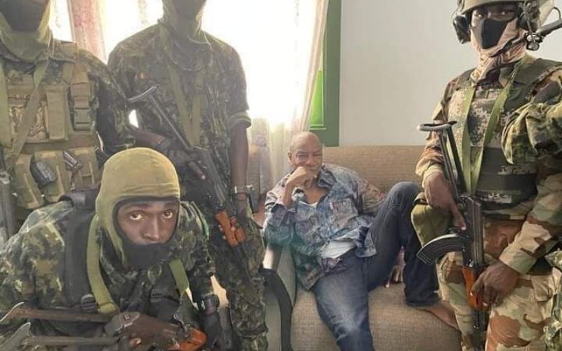 Coup d’État en Guinée : Alpha Condé arrêté ; voici le nouvel homme fort du pays
