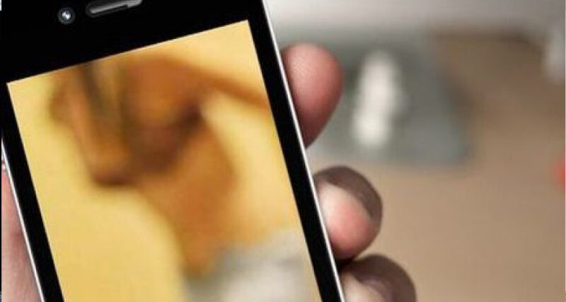 Le professeur se trompe de clip et met sa vidéo s3xtape en plein cours, la classe en euphorie