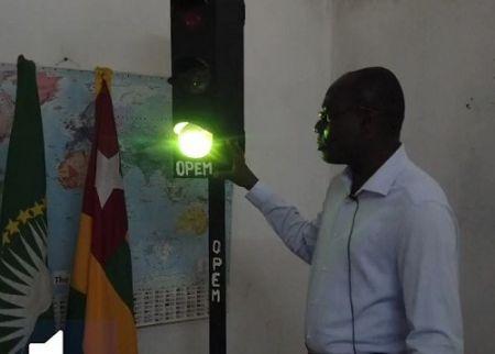 Innovation au Togo : Ce directeur d’école et ses élèves fabriquent des feux tricolores (vidéo)
