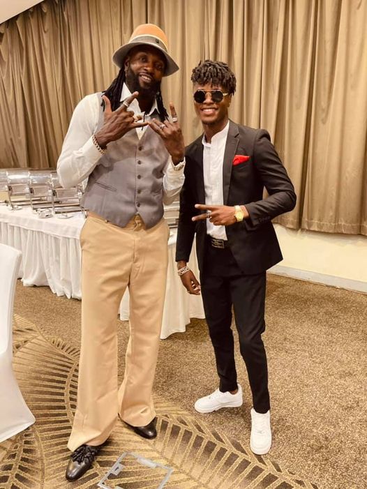 Santrinos Raphaël très heureux : après Adebayor, c’est le tour de madame Dogbé de se procurer l’album du chanteur à… (photo)