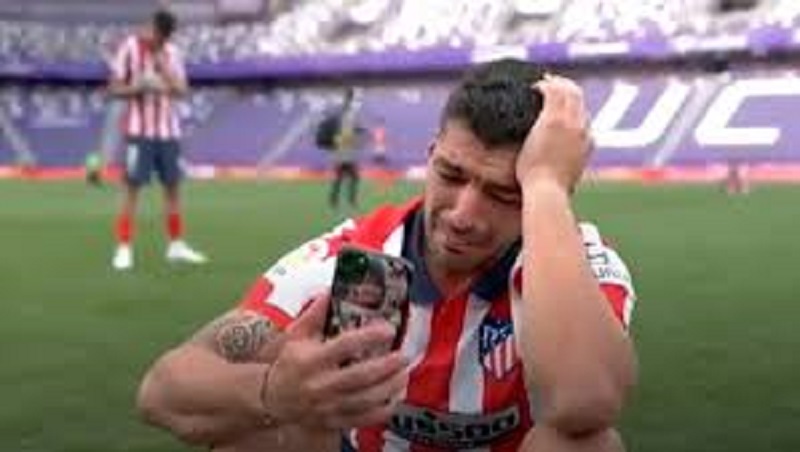 Uruguay : plus de 20 000 masques pour supplier Luis Suarez ; le geste fou des supporters de ce club fait jaser (vidéo)