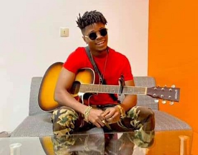 Santrinos Raphaël dans de sales draps : l'artiste est accusé d'avoir porté la... d'Adebayor (photo)