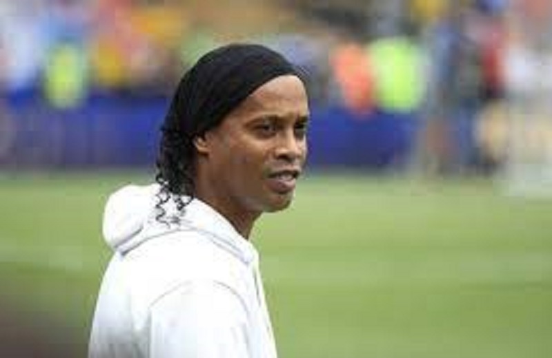 Ronaldinho : « C’est le meilleur défenseur central du monde »