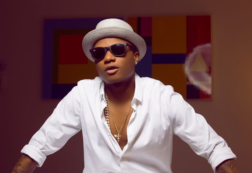 Stars : Wizkid se fait coller par un homosexuel et tombe comme du ''n'importe quoi'' en plein concert (vidéo)