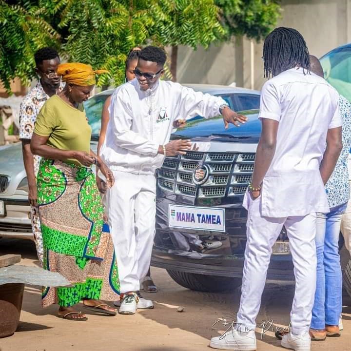 Togo : grosse polémique autour de la voiture de 50 millions offerte à Mama Taméa