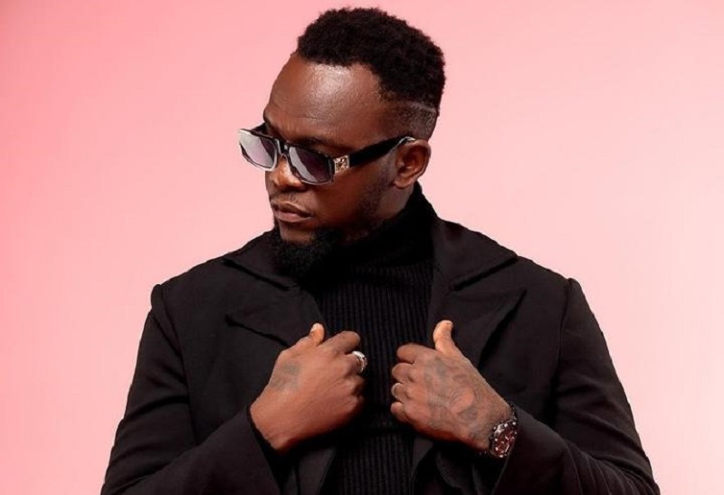 Elow’n : le rappeur ivoirien présente son petit-frère qui est footballeur chez les Lions Indomptables ; la toile surprise (photo)