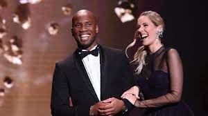 Stars : Didier Drogba et sa « nouvelle compagne » soulèvent la foule sur le tapis rouge du ballon d’or 2021, et ce n’est pas Gabrielle Lemaire (vidéo)