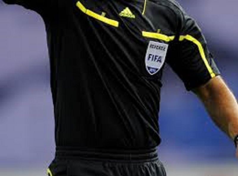 Football : un arbitre blesse un joueur en lui donnant un coup (vidéo)