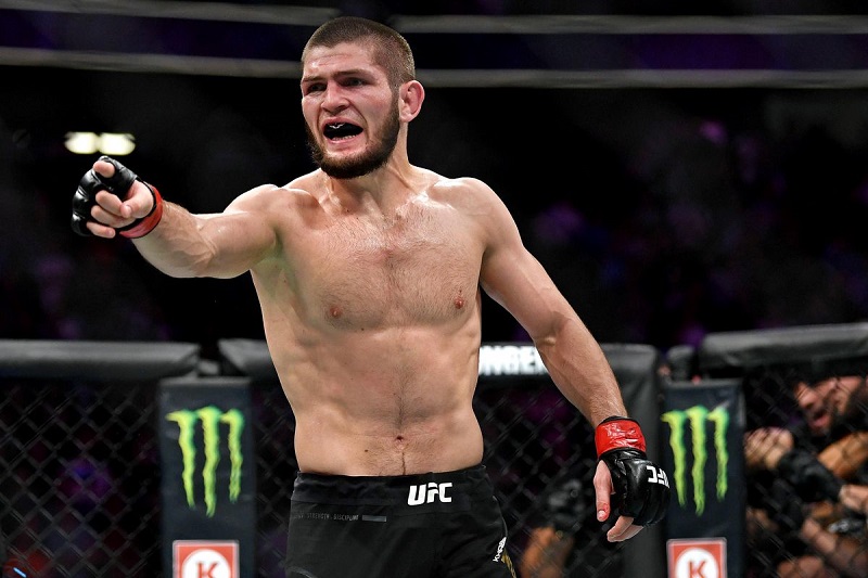 Ballon d’or 2021: le célèbre combattant UFC Khabib met un gros coup de poing et crache sur Messi