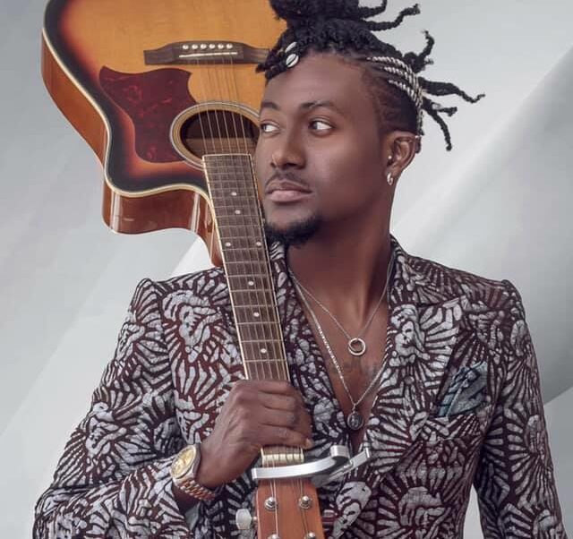 Edem Drackey :  »Je vous le demande du fond du cœur… Je risque de tomber », l’artiste fait une sortie inattendue