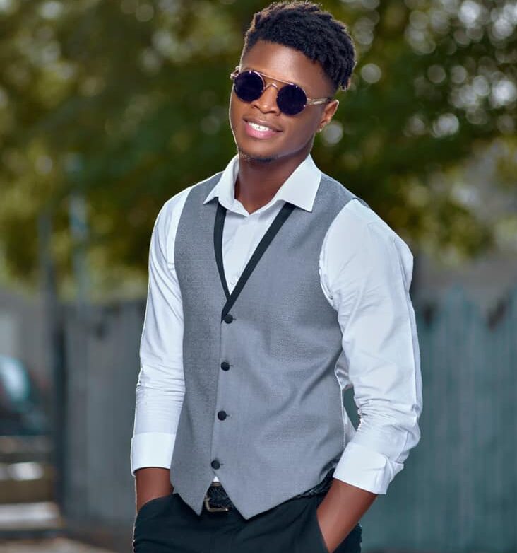 Santrinos Raphaël : avec cette nouvelle récompense, l’artiste met la honte sur Kerozen, Suspect 95 et pleins d’autres… (photos)