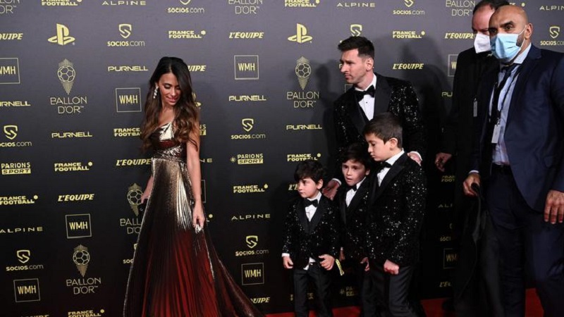 [vidéo] : La réaction de Leo Messi lorsqu’on demande à sa femme de se retirer lors de la séance photo du Ballon d’or