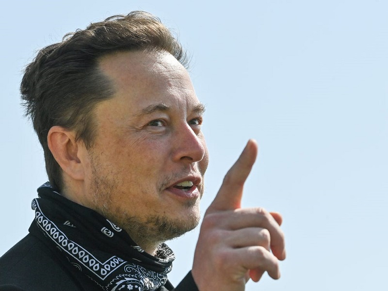 Twitter : Elon Musk clashe violemment le réseau social