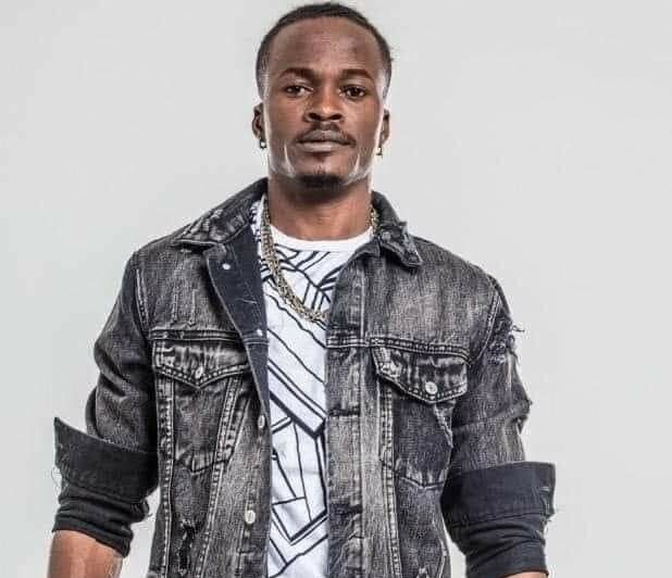 Affaire bagarre de Debordo Leekunfa :  »Au lieu d’exploiter son talent… c’est palabre il va faire dans un bar »; un blogueur humilie l’ex ami de DJ Arafat
