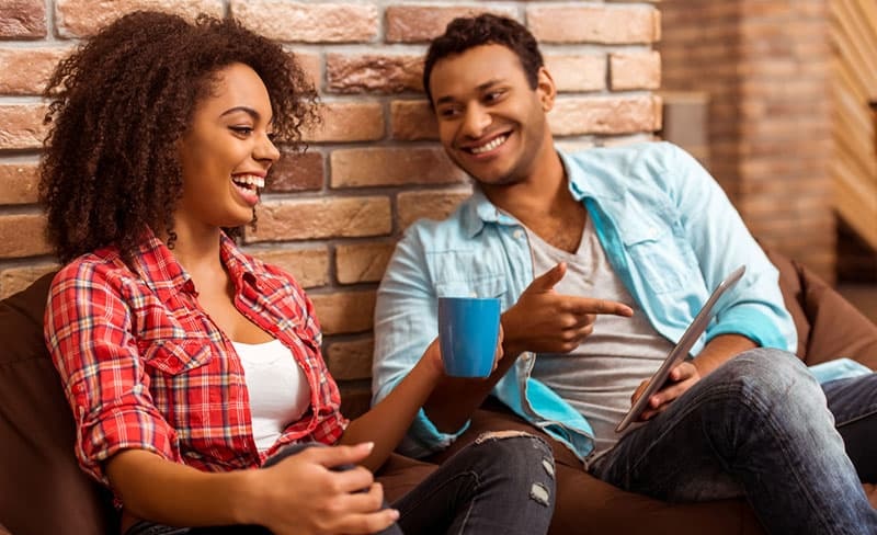 Ces simples façons d’entamer une conversation avec une fille