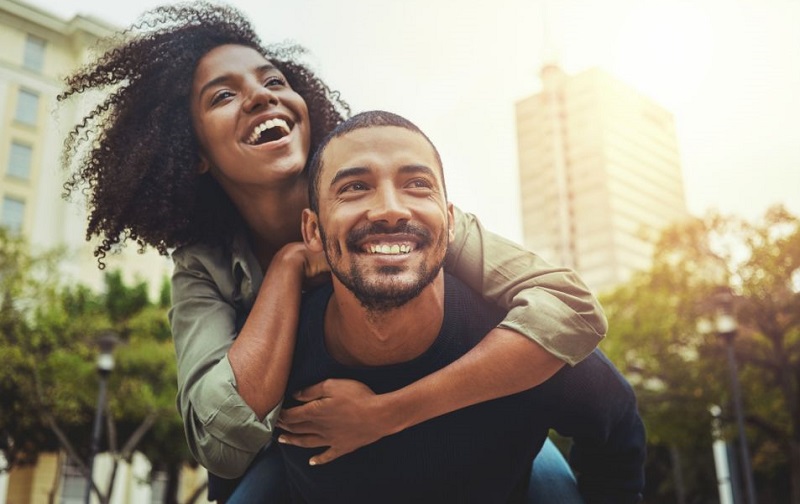 Relations : pourquoi les couples réellement heureux n’étalent pas leur vie sur Facebook, ni Instagram ?