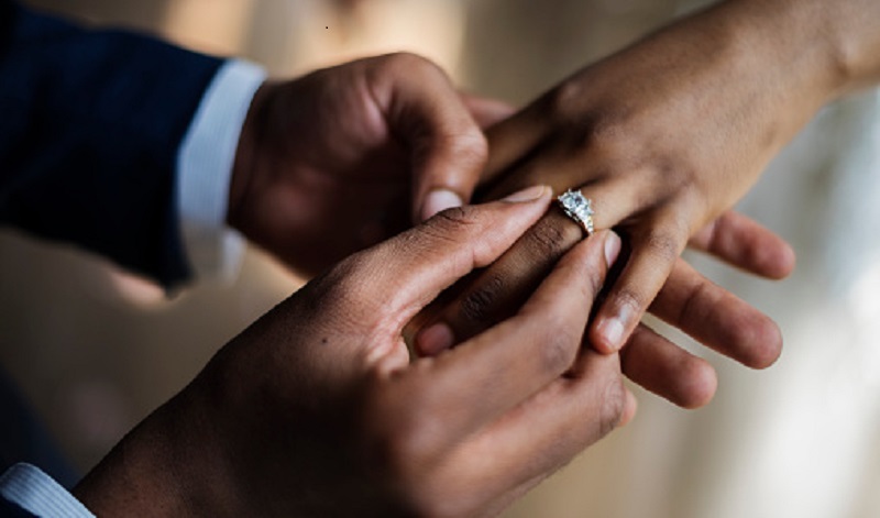 Mariage : voici les différents effets de la bague de fiançailles sur l’homme et la femme