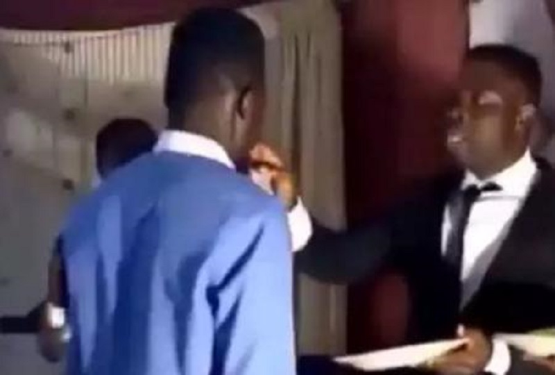 En pleine messe, ce pasteur sert un ragoût d’ignames et légumes en guise de communion (vidéo)