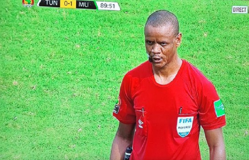« Le premier arbitre à avoir inventé le temps soustractionnel en Afrique »