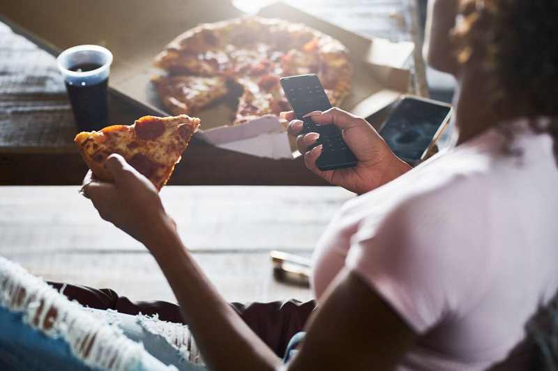 Hmm ! Vous devez absolument arrêter de manger devant votre écran ; un psychiatre alerte