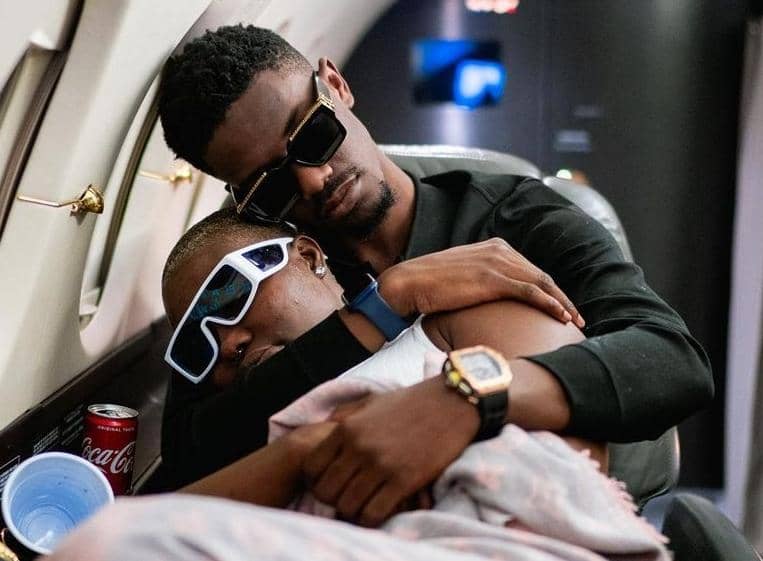 Maria Mobil :  »On dirait que tu as la diarrhée »; le compagnon de la bimbo se fait moquer à cause de cette photo