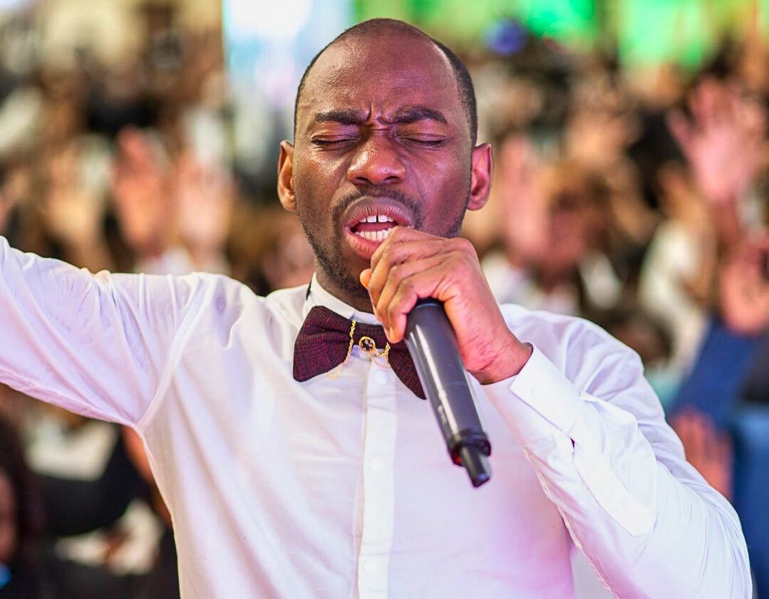 Scandale : Camille Makosso surpris en train de « fouiller dans le caleçon » d’une de ses fidèles en plein culte (photo)