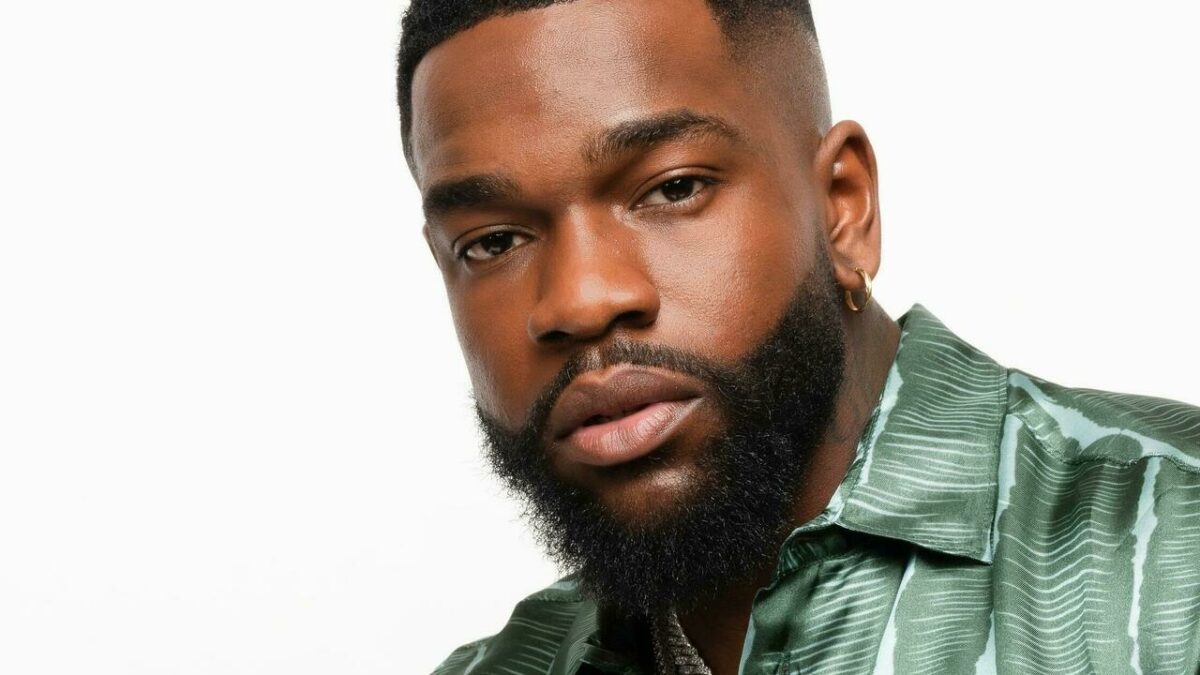 Tayc : « C’est souvent quand le goût est doux que… »; l’artiste s’affiche en romance avec sa « chérie » et enflamme la toile (photo)