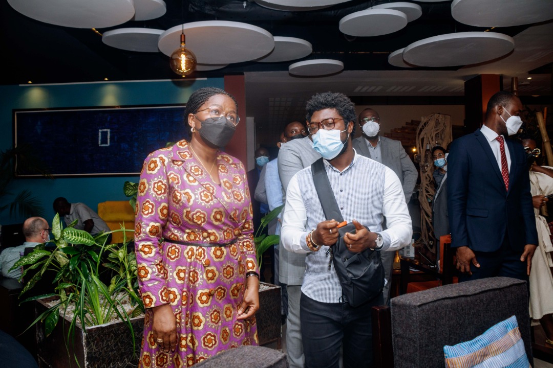 Togo : Exposition  »Au-delà de la porte » de l’artiste plasticien Daté Kodjo Amouzou