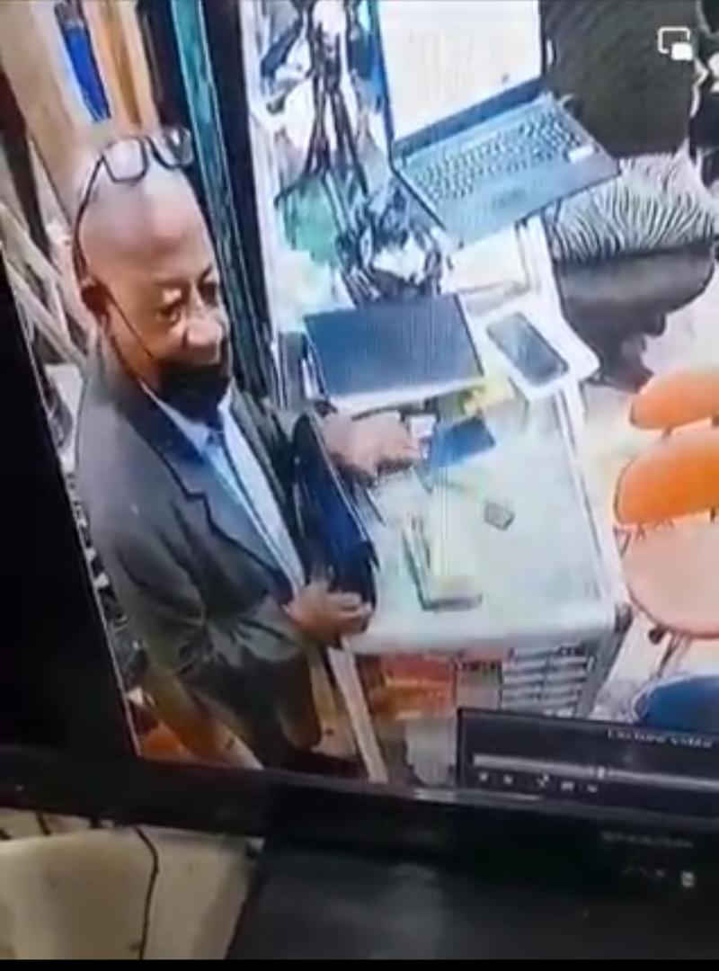 Un ‘’haut cadre’’ volant un smartphone sur une table dans une boutique de vente de…scandalise les internautes (vidéo)