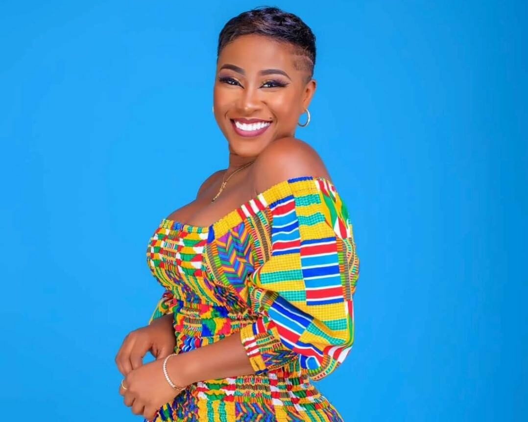 Carmen Sama :  »C’est comme ça qu’on veut que tu t’habilles »; cette sortie de la veuve de DJ Arafat charme la toile (photo)