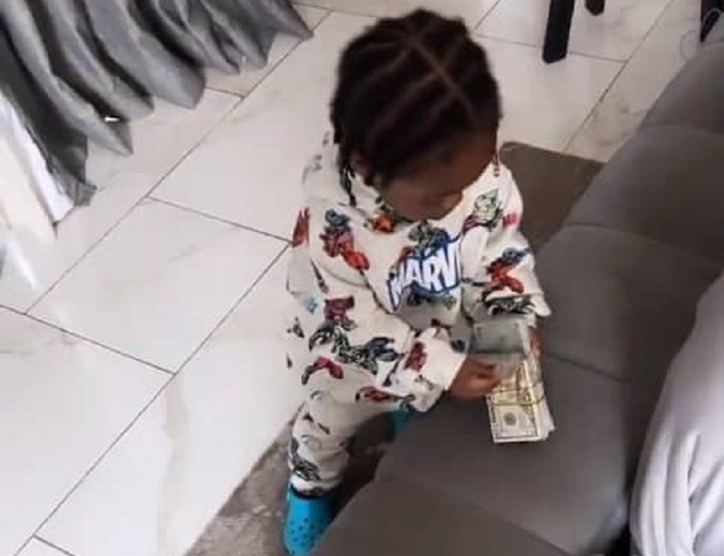 Davido : à 2 ans, le fils du chanteur a déjà le goût de l’argent (vidéo)