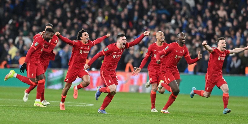 League Cup : Liverpool soulève la coupe après une séance de tirs au but sensationnelle face à Chelsea