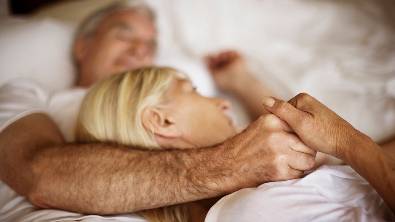 Mesdames, voici 5 avantages à faire l’amour avec un homme plus âgé