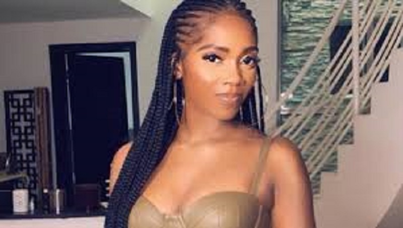 Tiwa Savage dévoile sa poitrine : cette apparition sensuelle de la chanteuse fait jaser (vidéo)