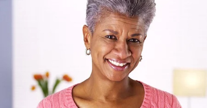 Vieillissement : voici 5 aliments qui limitent l’apparition des cheveux blancs