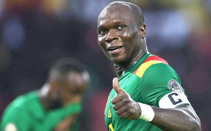 Vincent Aboubakar accueilli comme un roi : les plus belles femmes du Cameroun offrent un moment de  »plaisir » au footballeur (photos)