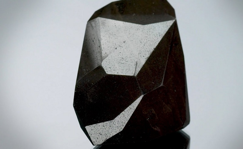 Le diamant noir le plus gros du monde bientôt mis aux enchères