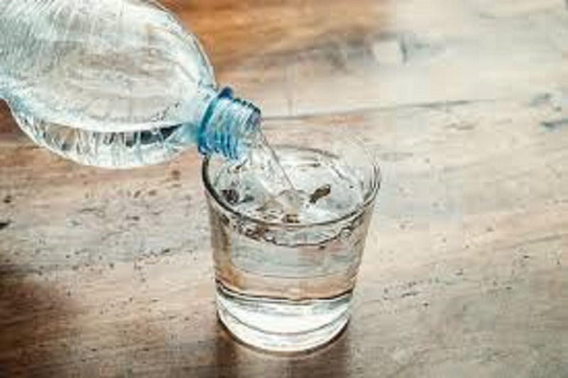 Conseils : vous buvez trop d’eau, voici les risques sur la santé