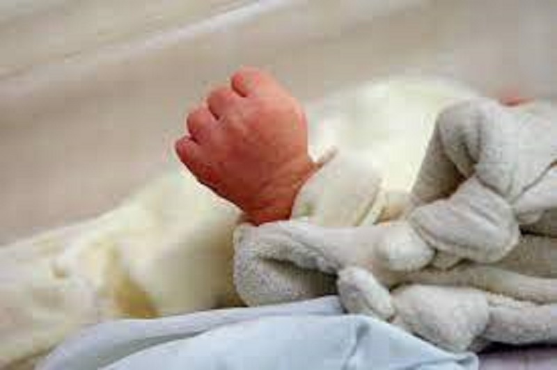 Pour faciliter son cambriolage, ce voleur dépose un bébé en pleurs devant la maison de ses victimes