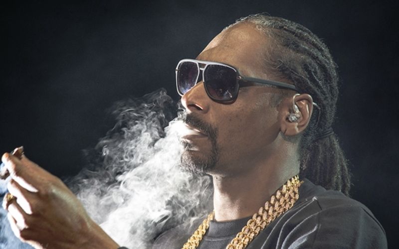 Snoop Dogg : le sosie de la star provoque le chaos lors d’une conférence et trompe des centaines de fans en prenant…